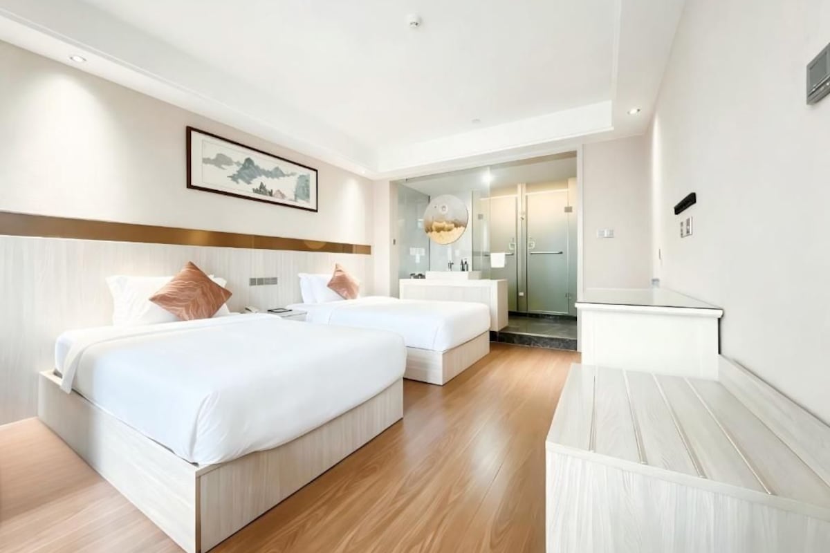 Suite Deluks, pemandangan kota | Kedap suara, setrika/meja setrika, dan Wi-Fi gratis