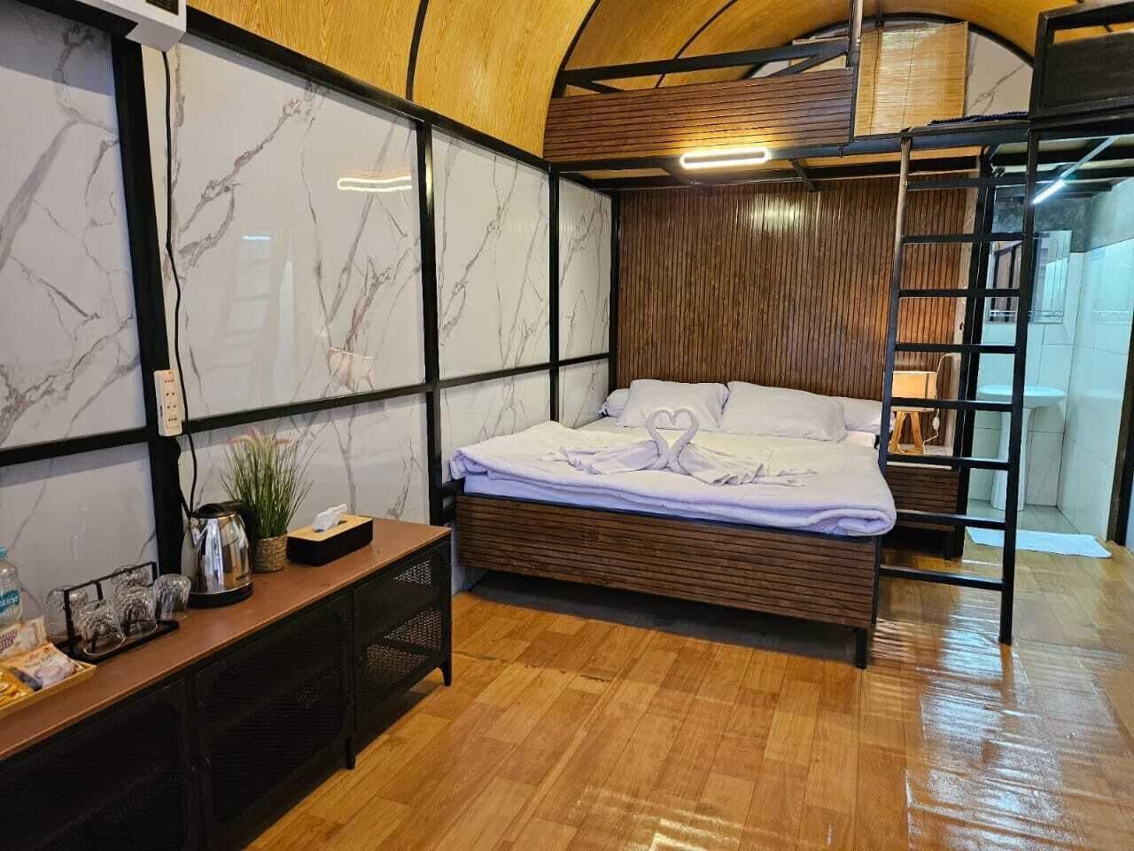 Ein modernes Schlafzimmer mit einem Bett, einem Nachttisch und einem Holzkopfende.