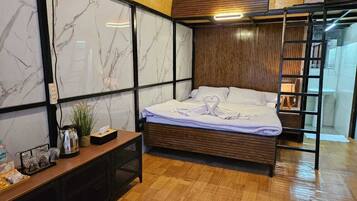 Ein modernes Schlafzimmer mit einem Bett, einem Nachttisch und einem Holzkopfende.