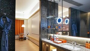 Deluxe Twin Room, City View | Bathroom - Arthur Hotel Liwan COCO Park Dongsha (Guangzhou)