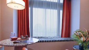 Deluxe Double Room, Patio, City View | Dining - Arthur Hotel Liwan COCO Park Dongsha (Guangzhou)