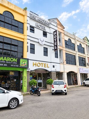 Un hôtel avec une enseigne indiquant « The Ardens Hotel » et une devanture visible avec une enseigne pour « Pitstop ».