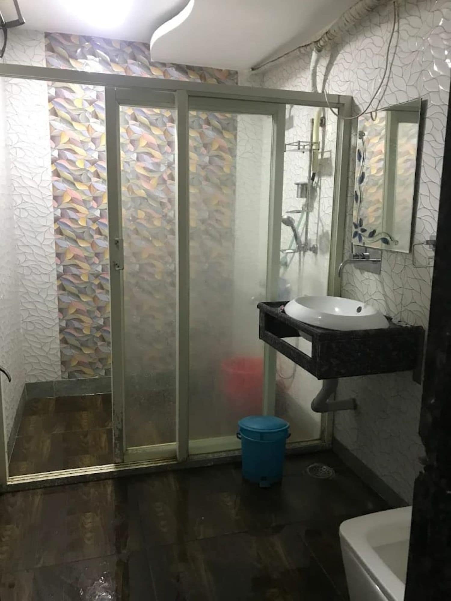 Un baño con ducha, lavamanos e inodoro.