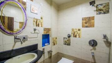 Un baño con lavabo, espejo y ducha.