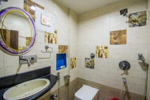 Un baño con lavabo, espejo y ducha.