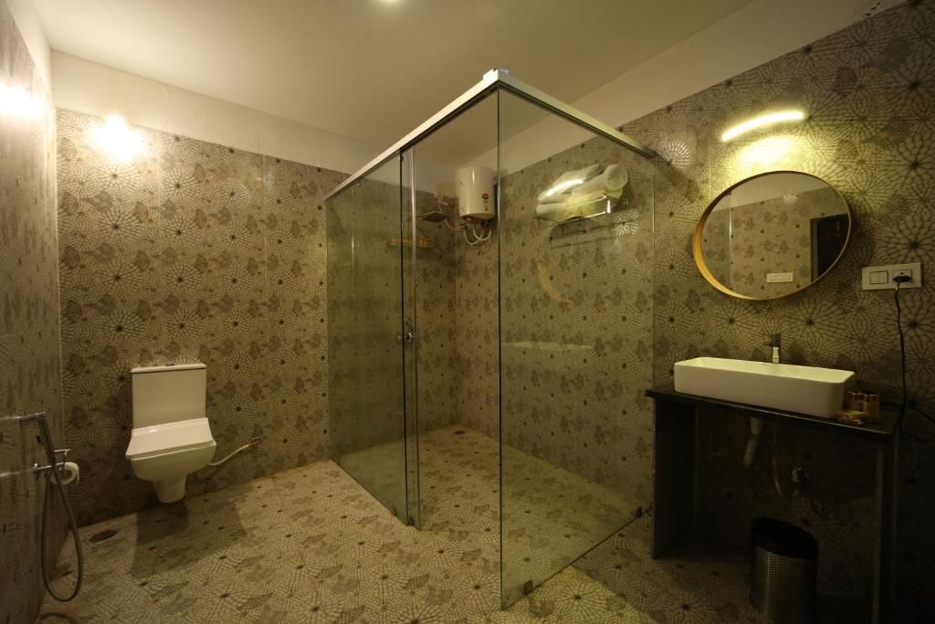 Family Room, Balcony, Courtyard View | Bathroom