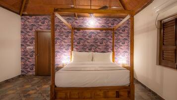 Uma cama com dossel em um quarto com papel de parede estampado e piso de azulejos.