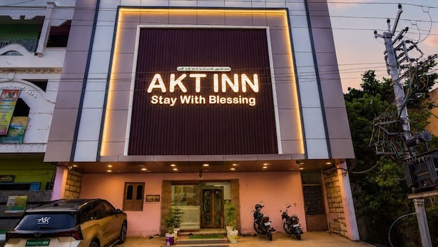Un edificio con un cartel que dice 'AKTINN Stay With Blessing'.