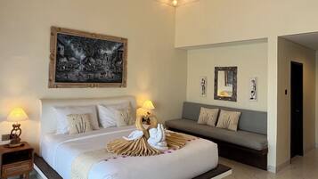 Quarto moderno com cama grande, sofá e teto com design radial.