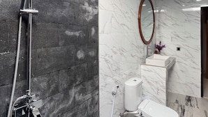 Phòng Deluxe, sân hiên, quang cảnh hồ bơi | Phòng tắm | Buồng tắm vòi sen, khăn tắm, xà phòng, dầu gội 