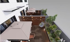 Terraço no telhado com área de estar, luzes de corda e diversas plantas.