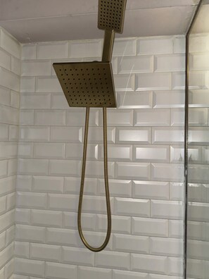 A shower with a square head and a long hose. - Delightful 2-bedroom apartment with AC in vibrant Brooklyn (Brooklyn)