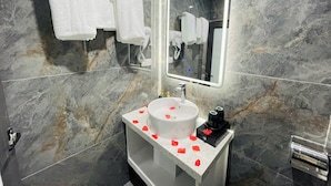 Basic Double Room | Bathroom - King Luxury Hotel (Tu Liem)