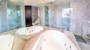 Bathroom - Elegant 6BR Polanco Apt with amazing location | Sleeps 21 | Jacuzzi Tub! (Mexico City)