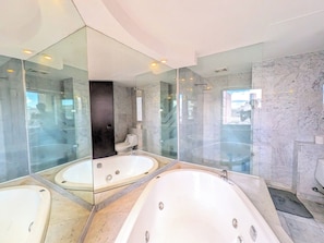 Bathroom - Elegant 6BR Polanco Apt with amazing location | Sleeps 21 | Jacuzzi Tub! (Mexico City)