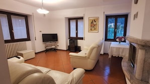 Living area - Vrbo Property (Lombardia)