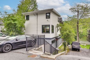 Ein zweistöckiges Gebäude mit Garage und überdachter Terrasse.