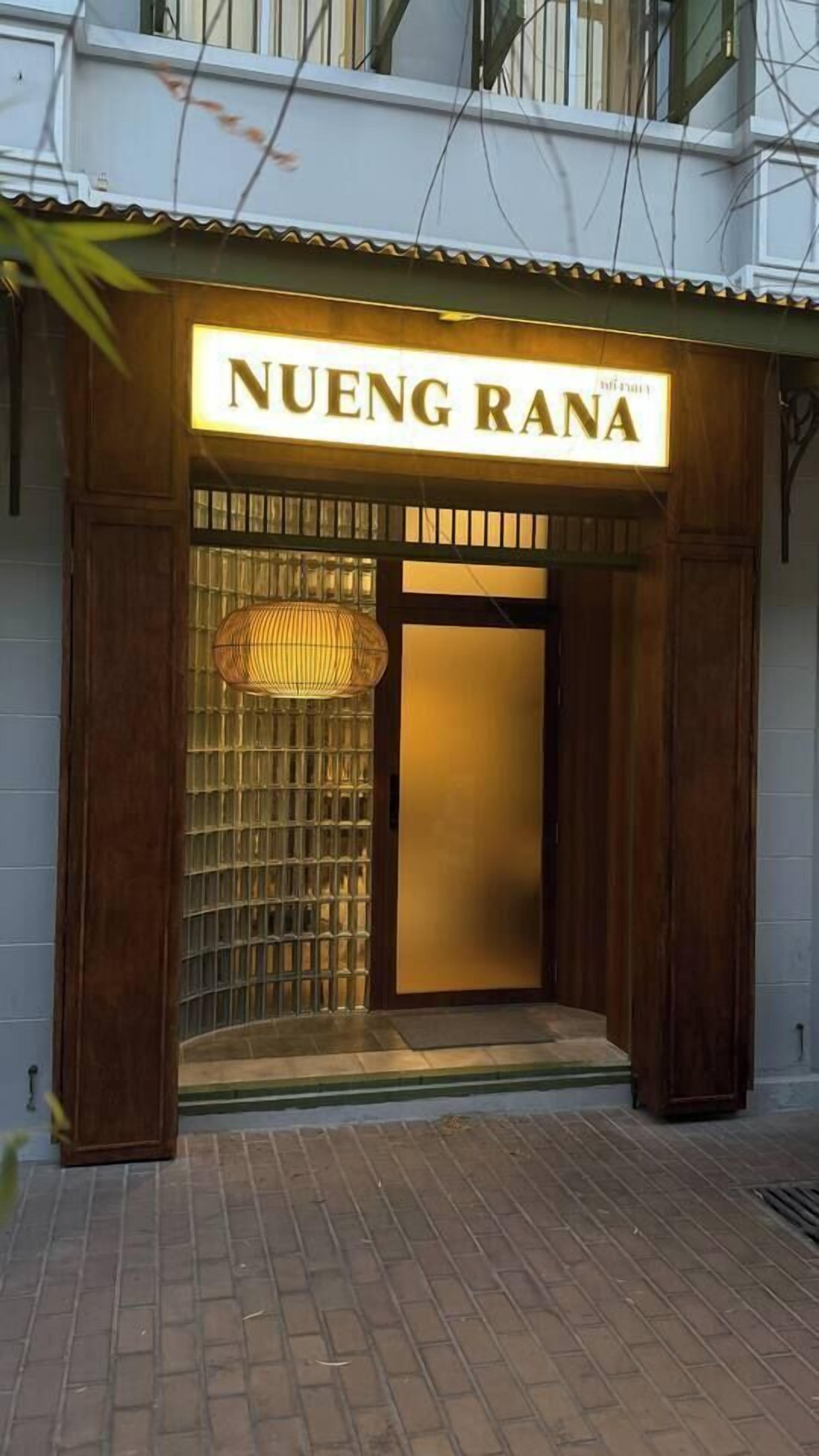 A entrada de um edifício com uma placa que diz 'NUENG RANA'.