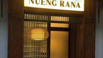 A entrada de um edifício com uma placa que diz 'NUENG RANA'.