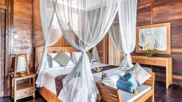 Una habitación de madera con cama con dosel, una mesita de noche, un espejo y una mesilla.