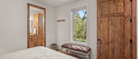 Iron/ironing board, travel crib, WiFi, bed sheets