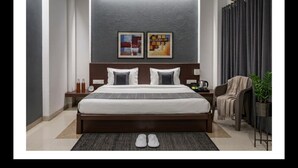 Habitación estándar, vista a la ciudad | Escritorio 