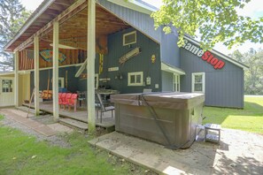 A building with a covered porch, outdoor seating, and a hot tub. - Carley House Too: Pet Friendly, Hot Tub, Fire Pit! (Little Valley)