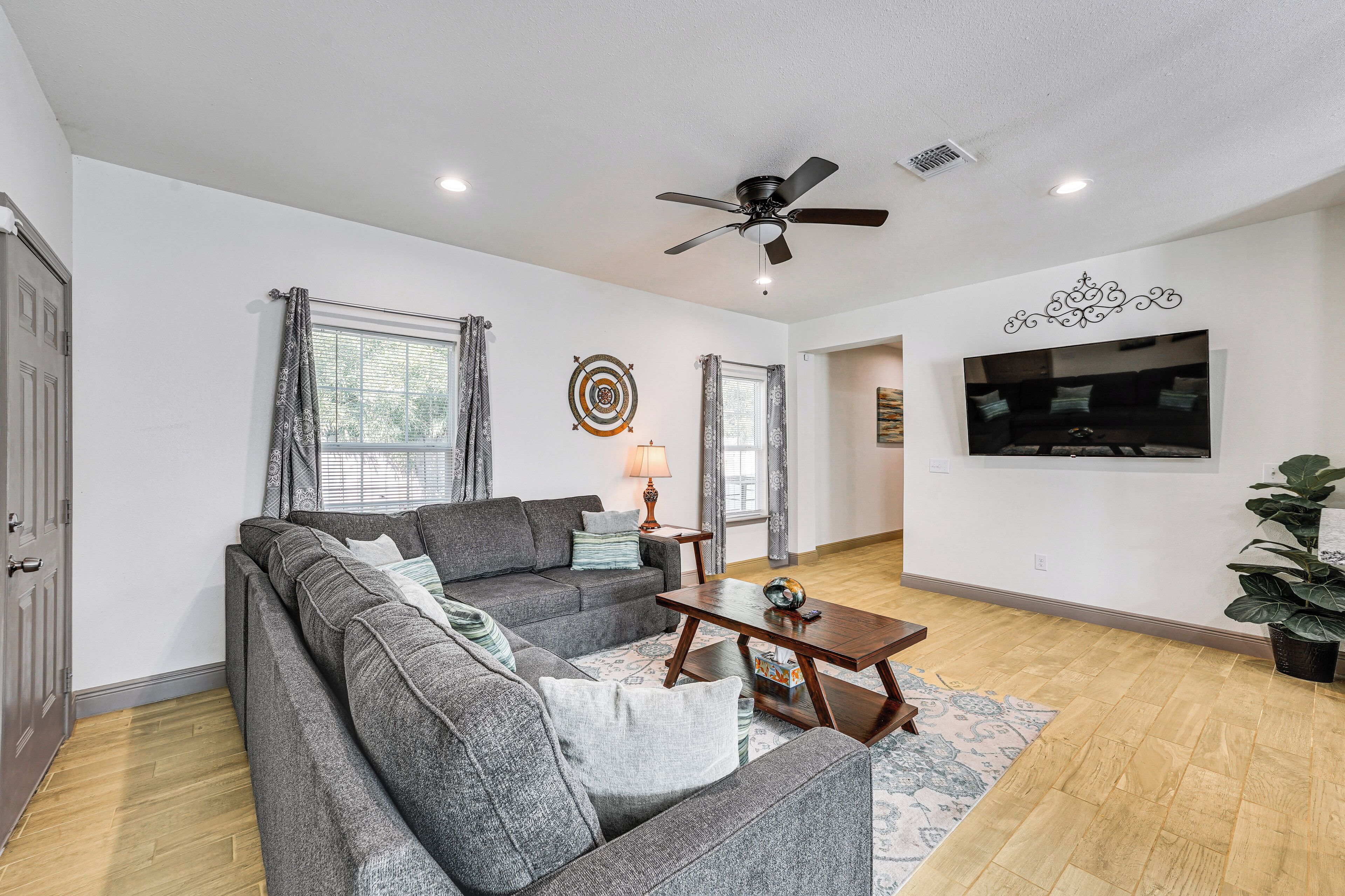 Walk To Parks & Dining! Universal City Home - Universal City, TX