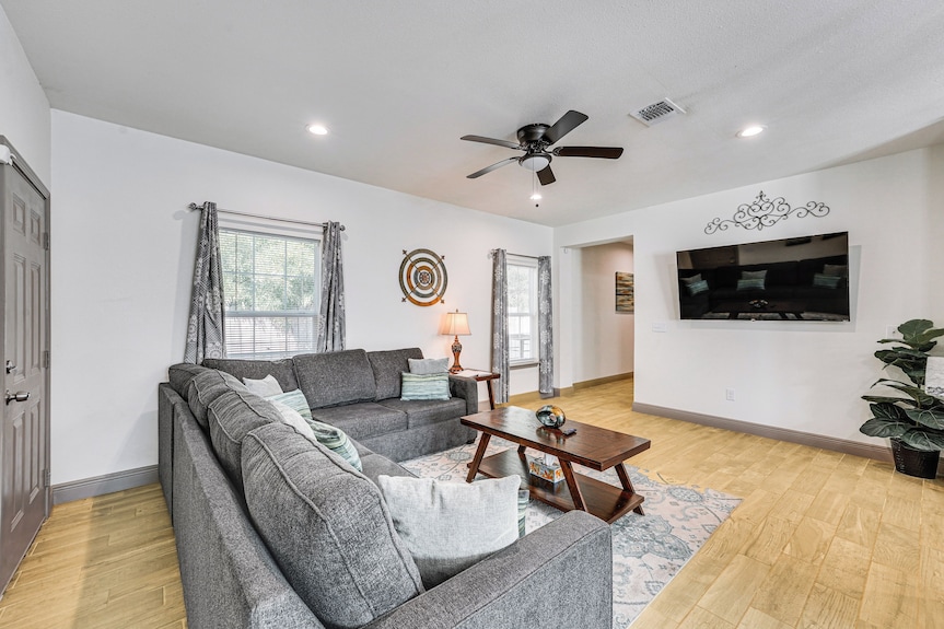 Walk To Parks & Dining! Universal City Home - Universal City, TX