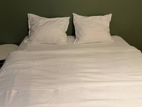 2 bedrooms flat at train station
