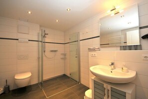 Bathroom - "Seestern", in the House of Recreation (Juist)