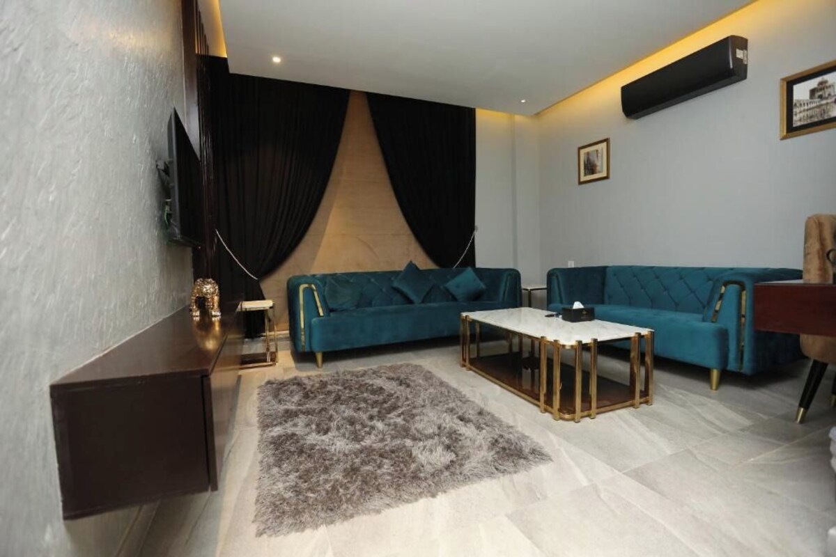 Un salon moderne avec un canapé, une table basse et un téléviseur.