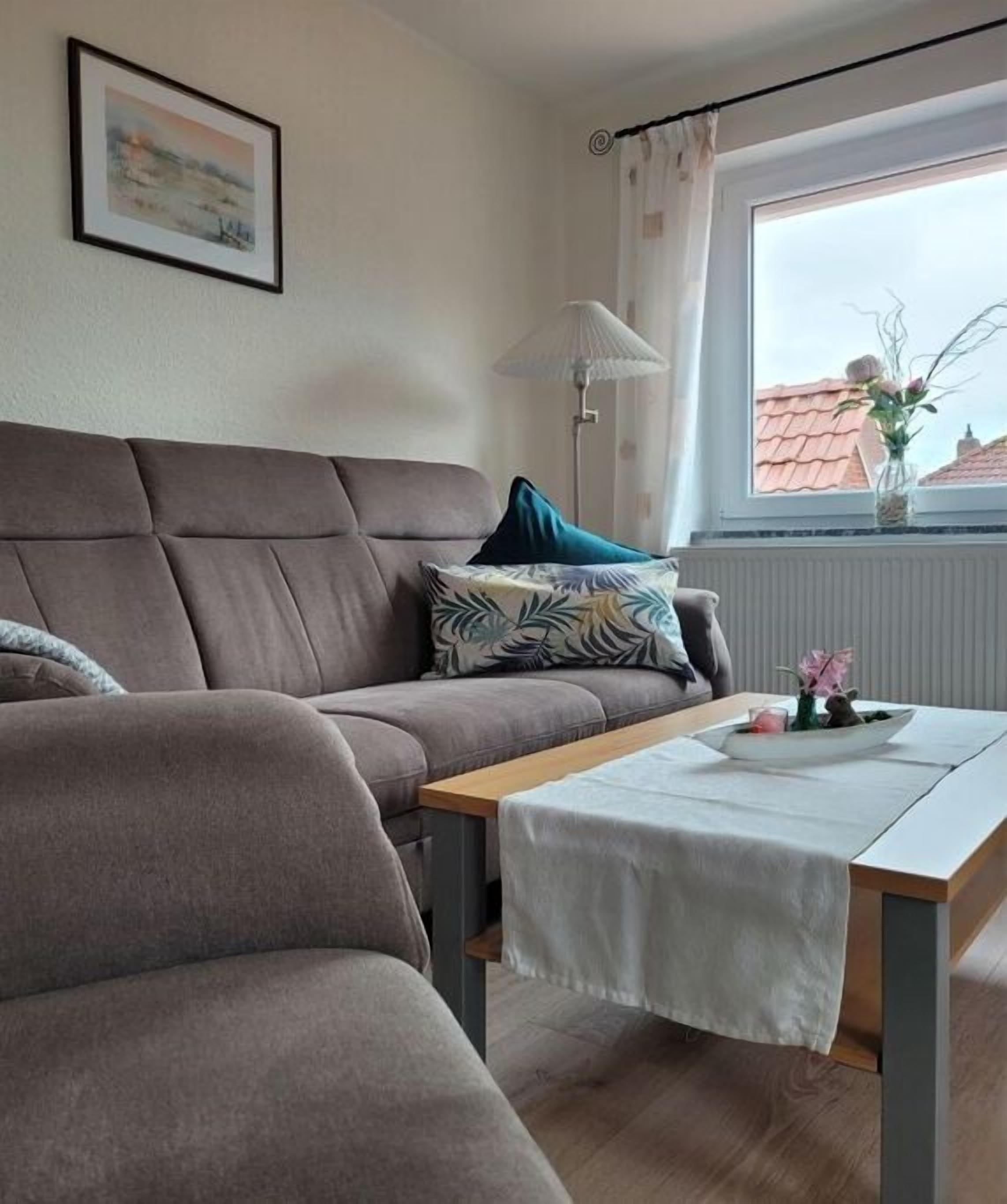 Smart-TV, DVD-spiller, bøker og stereoanlegg