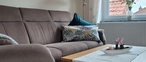 TV connectée, lecteur de DVD, livres, chaîne hi-fi