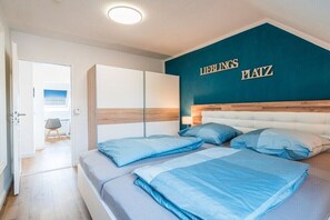 Ein Hotelzimmer mit einem Bett, einem Kleiderschrank und einer Wand mit dem Namen des Hotels.