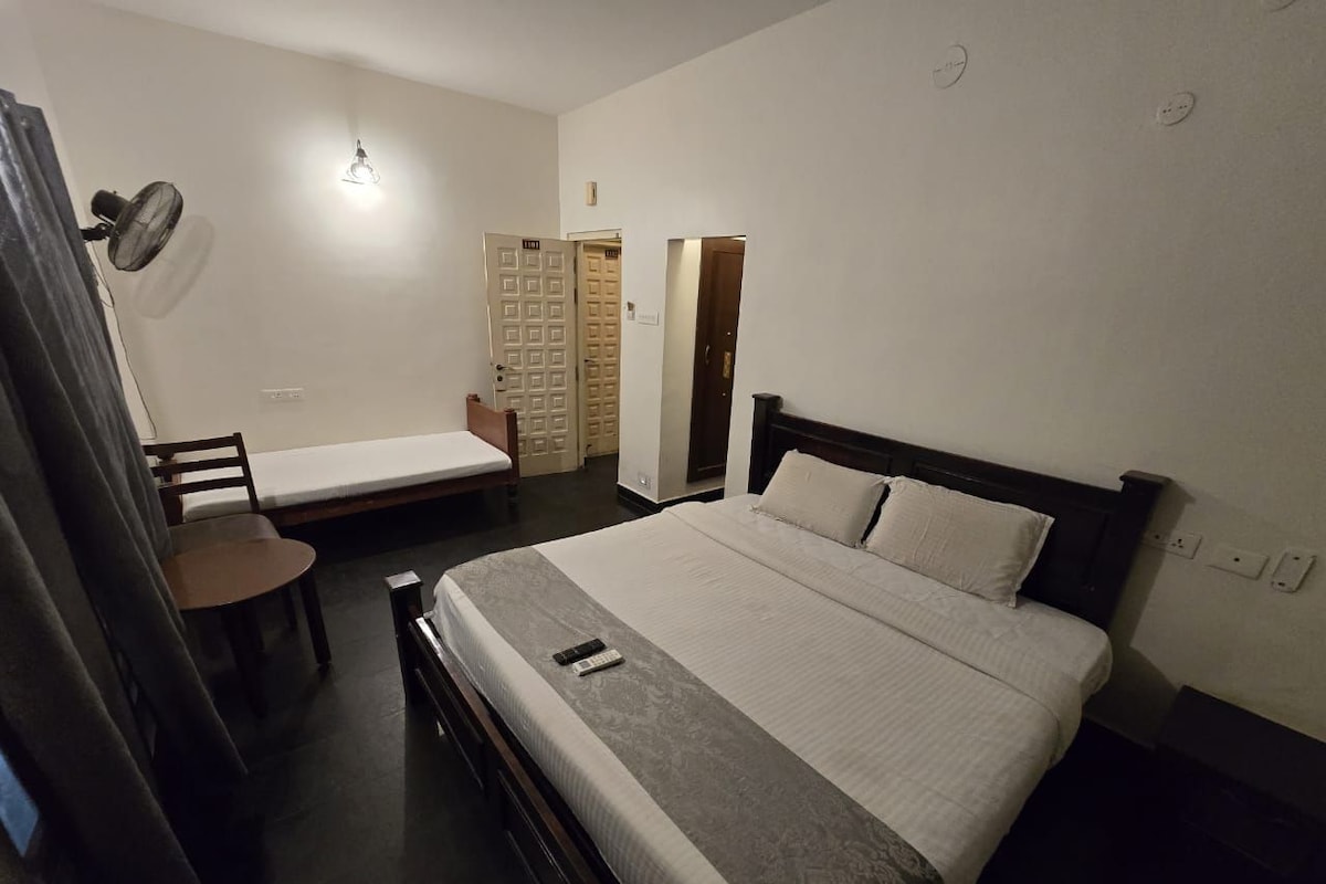 Une chambre à coucher avec un lit, une chaise, un bureau et une armoire.