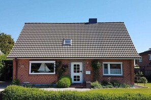 A single-story brick house with a tiled roof, a front door, and a small window. - Holiday home Seestern (Hasselberg)