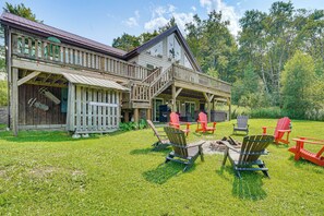 Ein rustikales Holzhaus mit Veranda und Sitzbereich im Freien.