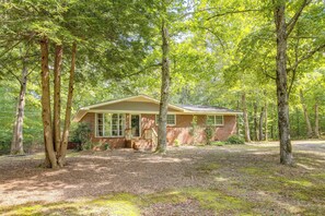 A small brick house surrounded by trees in a wooded area. - Basecamp in Skyline, 10 Mi to Walls of Jericho (Scottsboro)