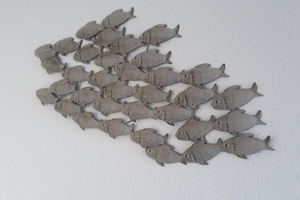 Une collection d’objets en forme de poisson disposés selon un motif.