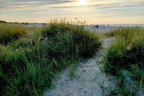 A sandy path leading to a beach with dunes and a clear sky. - Holiday apartment with 2 bedrooms (Norden)