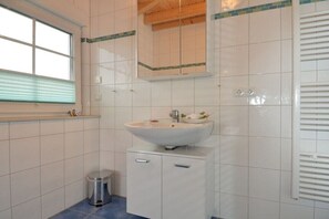 Bathroom - North Sea at Friesenhus Sellin (Ostseebad Sellin)