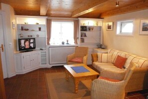 Living area - Old Beach Warden's Office No. 1 (List)
