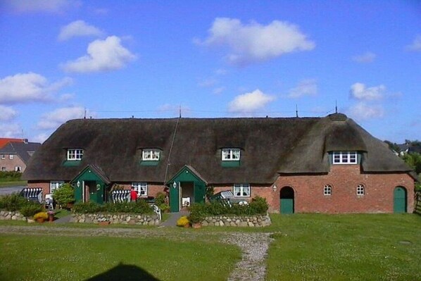 Exterior - Old Beach Warden's Office No. 1 (List)