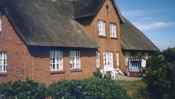 A traditional brick house with a thatched roof and white-framed windows. - Country House Diedrichsen No. 3 (List auf Sylt)
