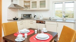 Private kitchen - Holiday apartment in List with swimming pool (List)