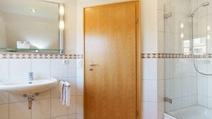 Bathroom - Holiday apartment in List with swimming pool (List)