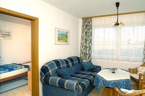 Living area - Holiday apartment with 1 bedroom (Groß Zicker)
