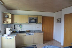 Private kitchen - Holiday apartment with 1 bedroom (Groß Zicker)