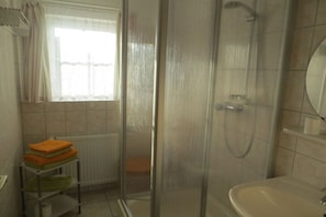 Bathroom - Holiday apartment with 2 bedrooms (Groß Zicker)